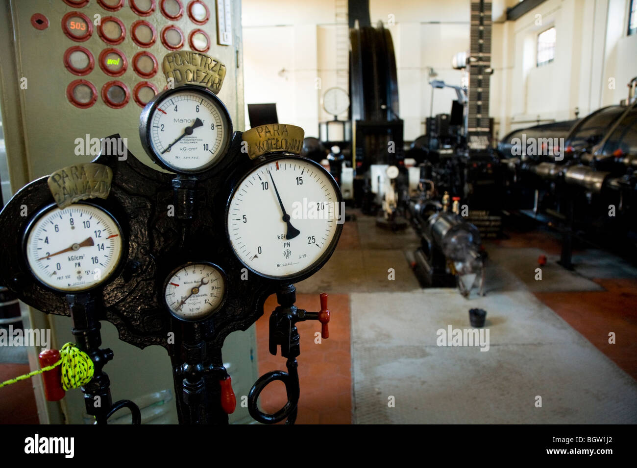 Manometer auf der Dampf Wicklung Motor – verwendet, um den Aufzug Käfig zu erhöhen-Louisa Kohle mine Museum. Zabrze, Schlesien. Polen. Stockfoto