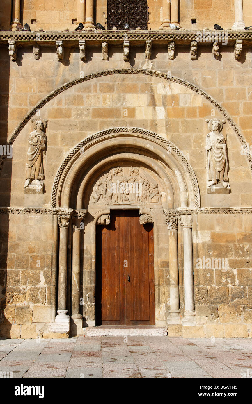 Romanische Tür des "Perdón" in der St. Isidoro Real Basilika der Stadt von León, Spanien. Stockfoto