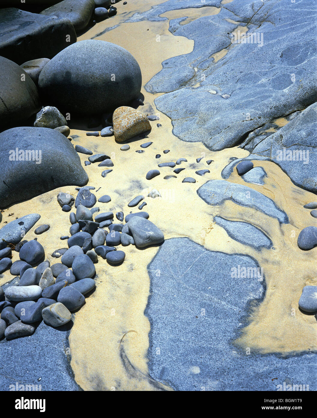 Granit und Sand am Strand, Noosa Heads, Noosa Nationalpark, Queensland, Australien Stockfoto