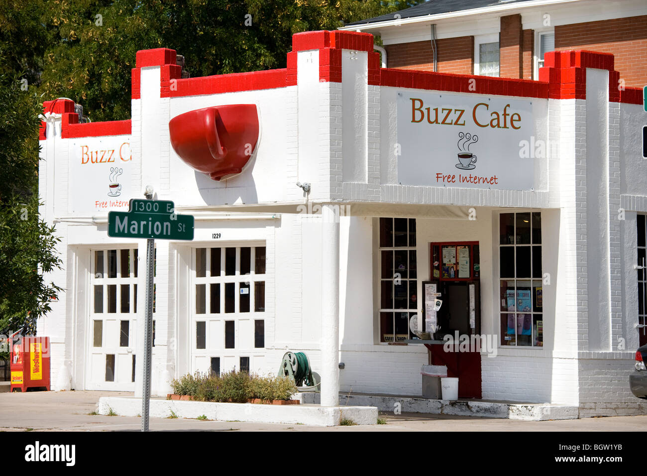 Denver Colorado. Buzz Cafe in einer umgebauten Tankstelle Füllung hat fahren-durch Fenster zum Kaffee Frühstück oder Mittagessen. Stockfoto