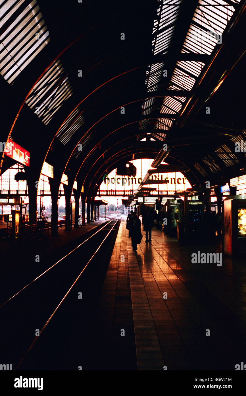 Karlsruhe Hauptbahnhof, Hauptbahnhof bei Sonnenuntergang im winter Stockfoto