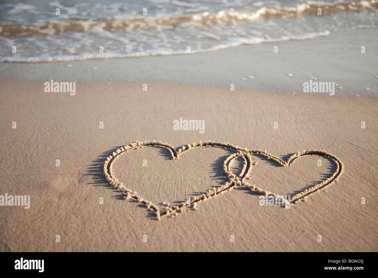 Zwei Herzen am Strand Stockfoto