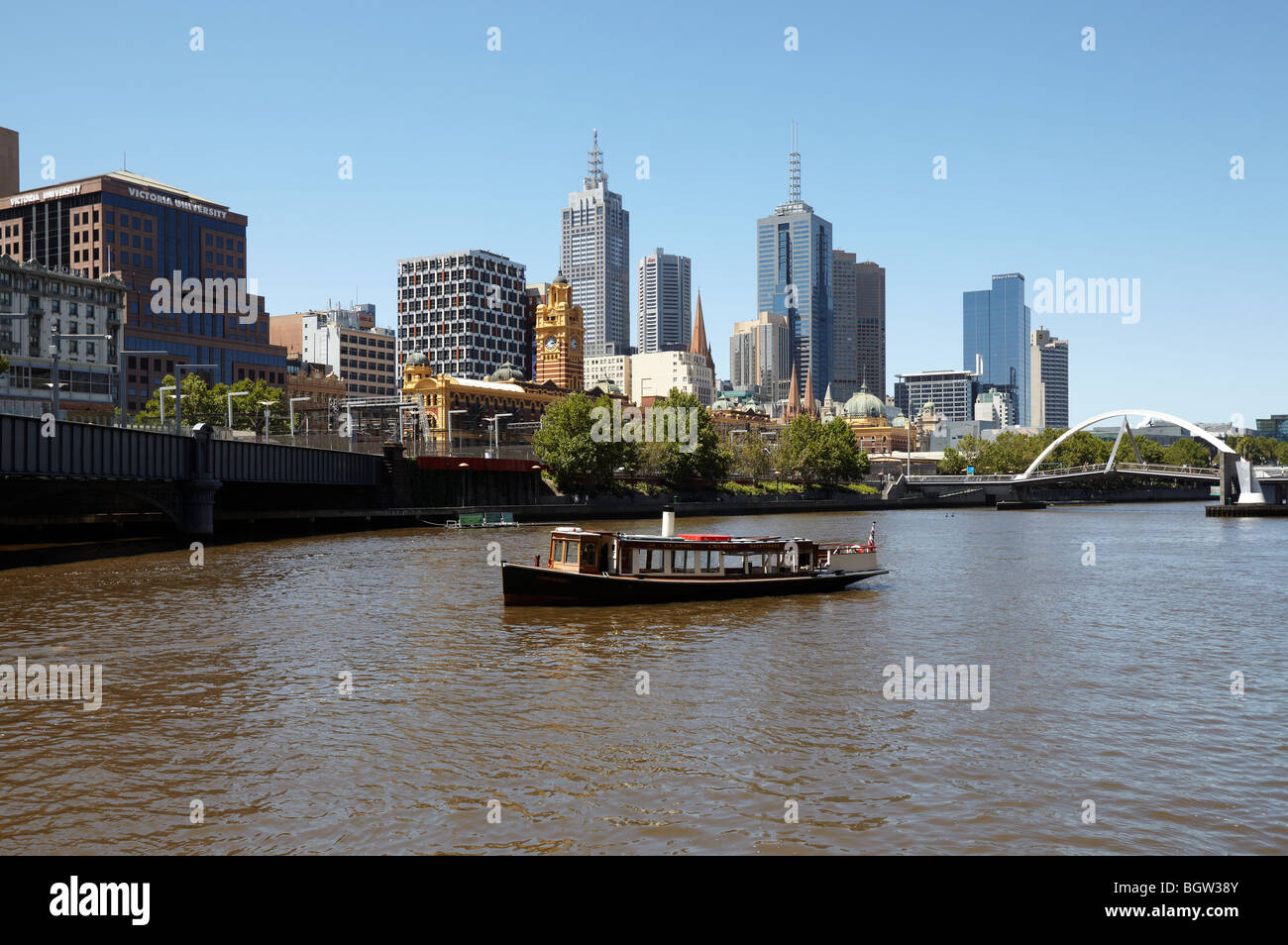 Eine Flusskreuzfahrt Schiff auf dem Yarra River mit Blick auf die Stadt, Melbourne, Victoria, Australien Stockfoto