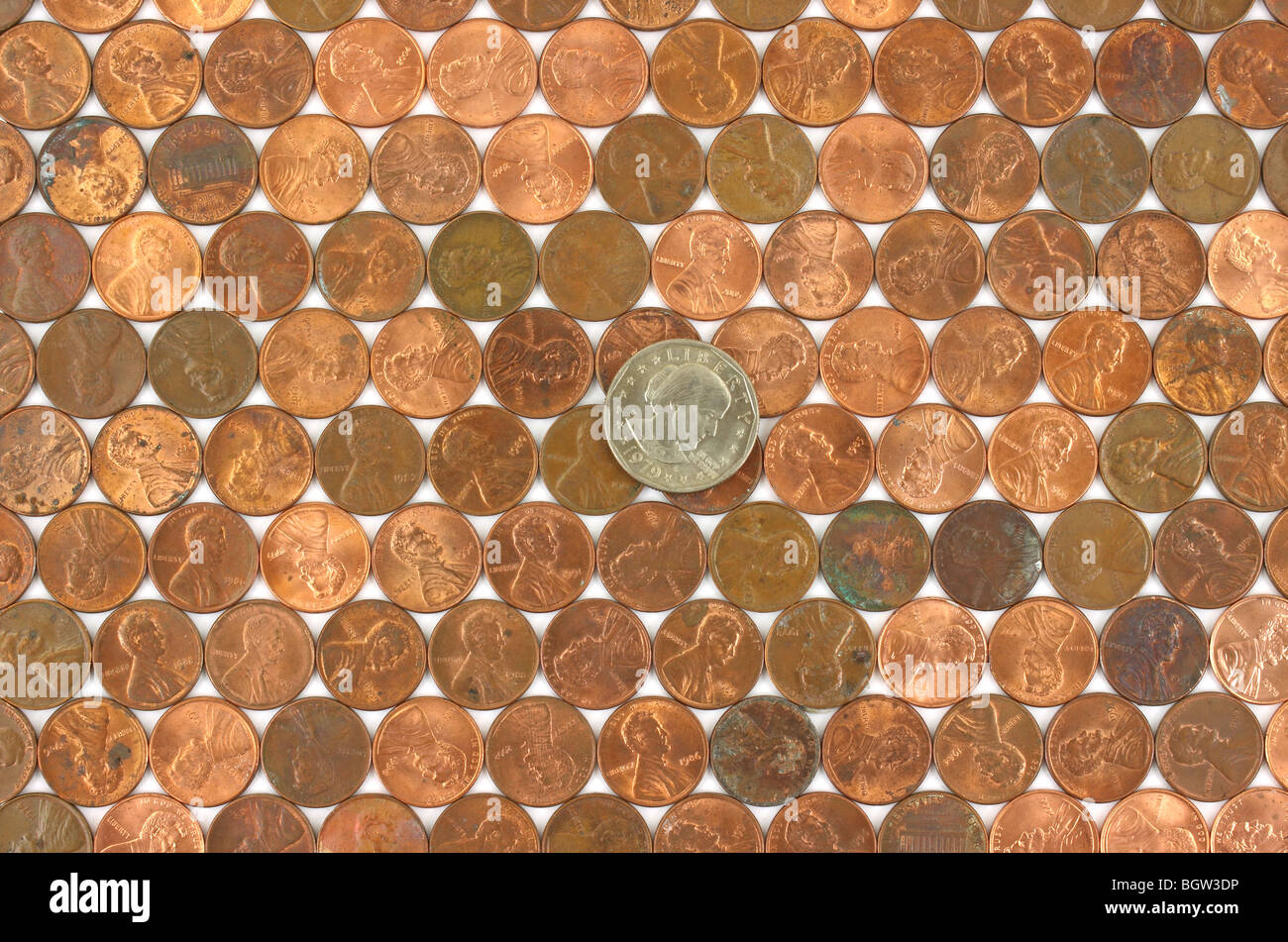 Reihen von alten Pfennige mit Dollar-Münze Stockfoto