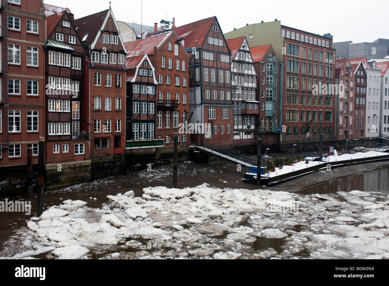 Hamburg; Gefrorenen Kanälen während des Winters im Nikolaifleet Bezirk in Hamburg Deutschland Stockfoto