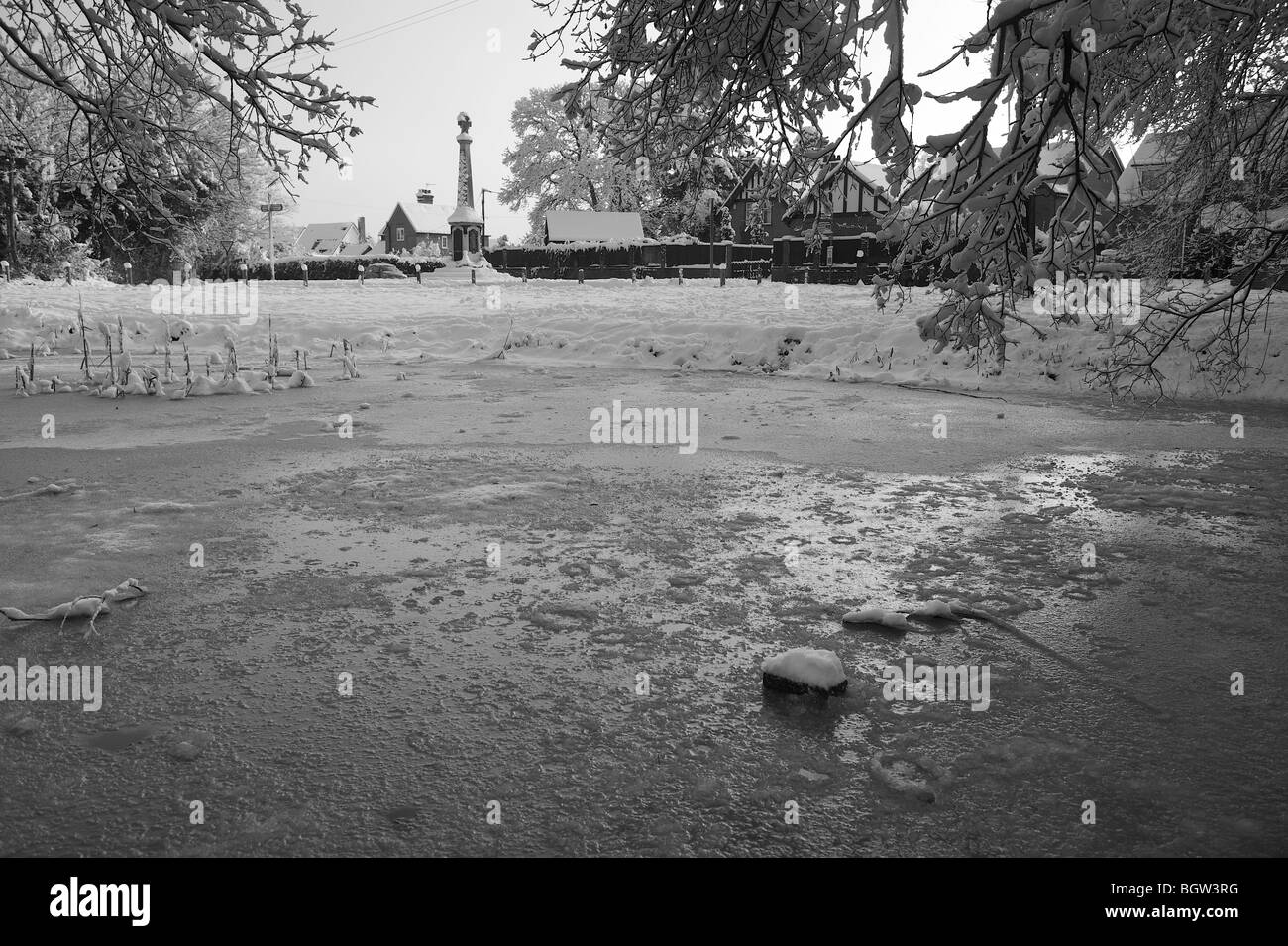 Winterlandschaft in schwarz und weiß, Mortimer, Berkshire, UK Stockfoto