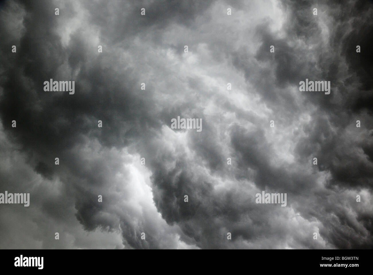 dunklen Gewitterhimmel in UK Stockfoto