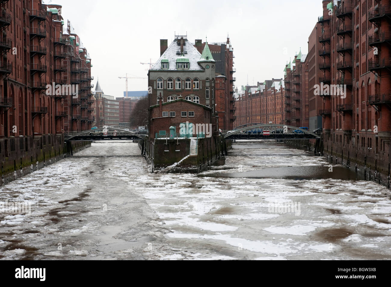 Gefrorenen Kanälen während des Winters im historischen Speicherstadt Speicherstadt in Hamburg Deutschland Stockfoto