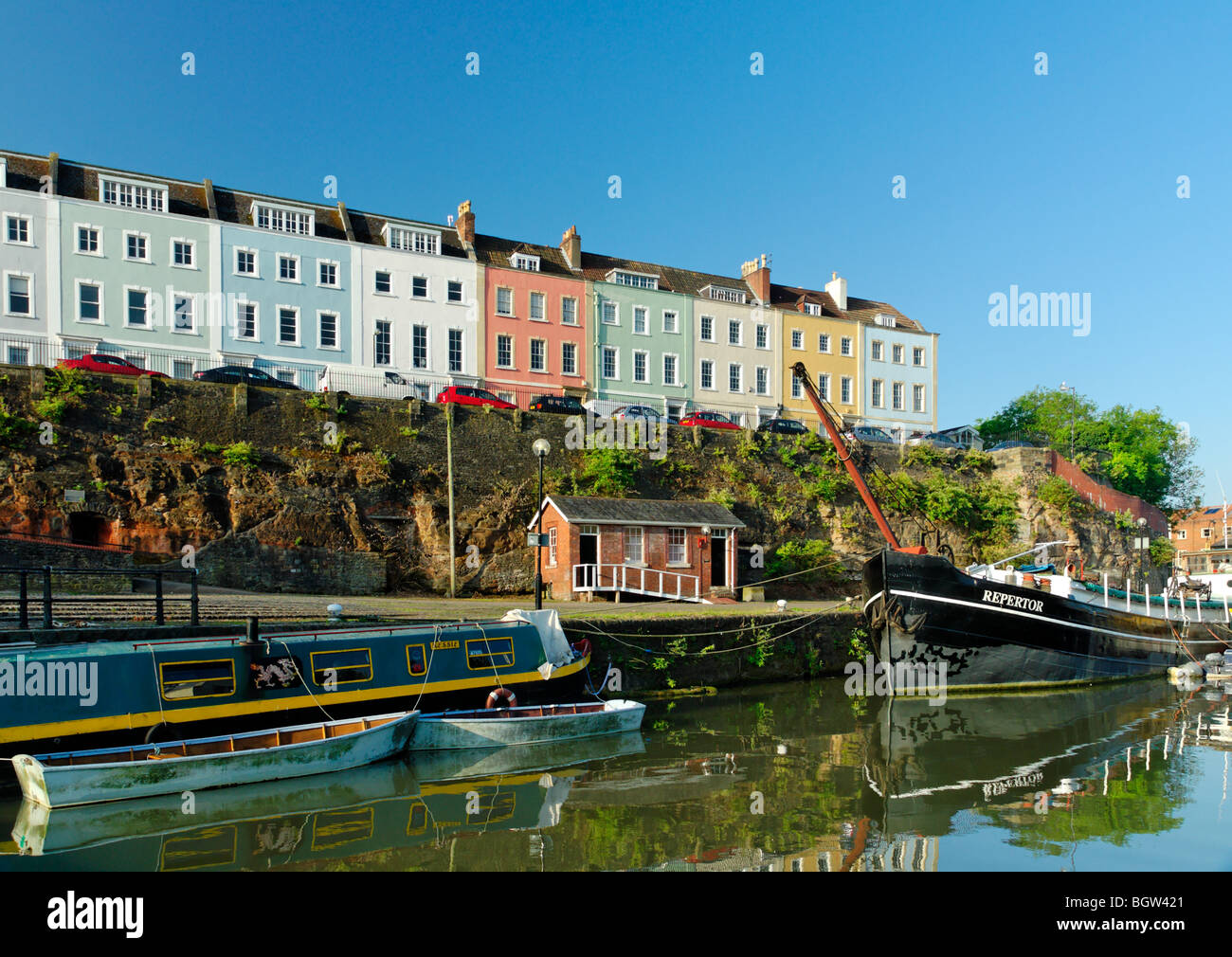 Bunt bemalte Häuser georgischen oben auf einem steilen schneiden über Bristol Stadt historischen Docks mit tiefblauen klaren Himmel. Stockfoto