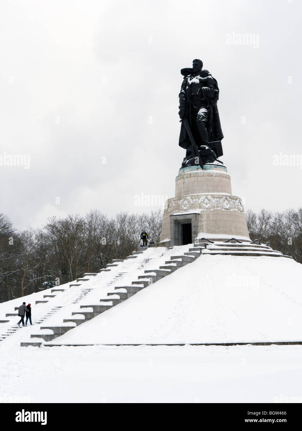 Sowjetisches Ehrenmal im Winter Schnee im Treptower Park in Berlin Deutschland Stockfoto