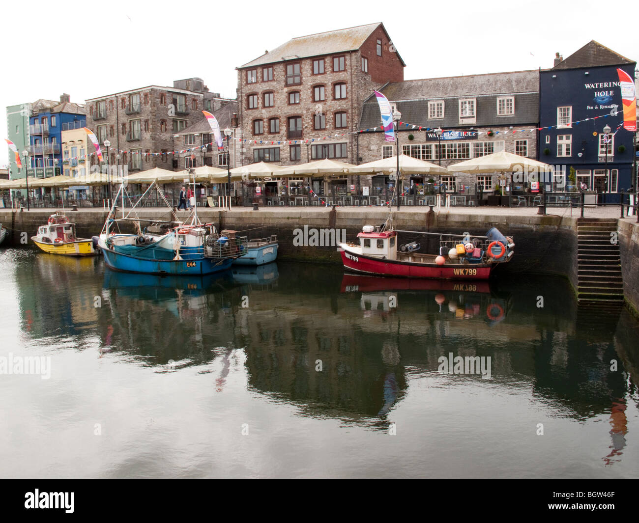 Die Quay Seite in Sutton Harbour, The Barbican, Plymouth, Devon, England Großbritannien Stockfoto