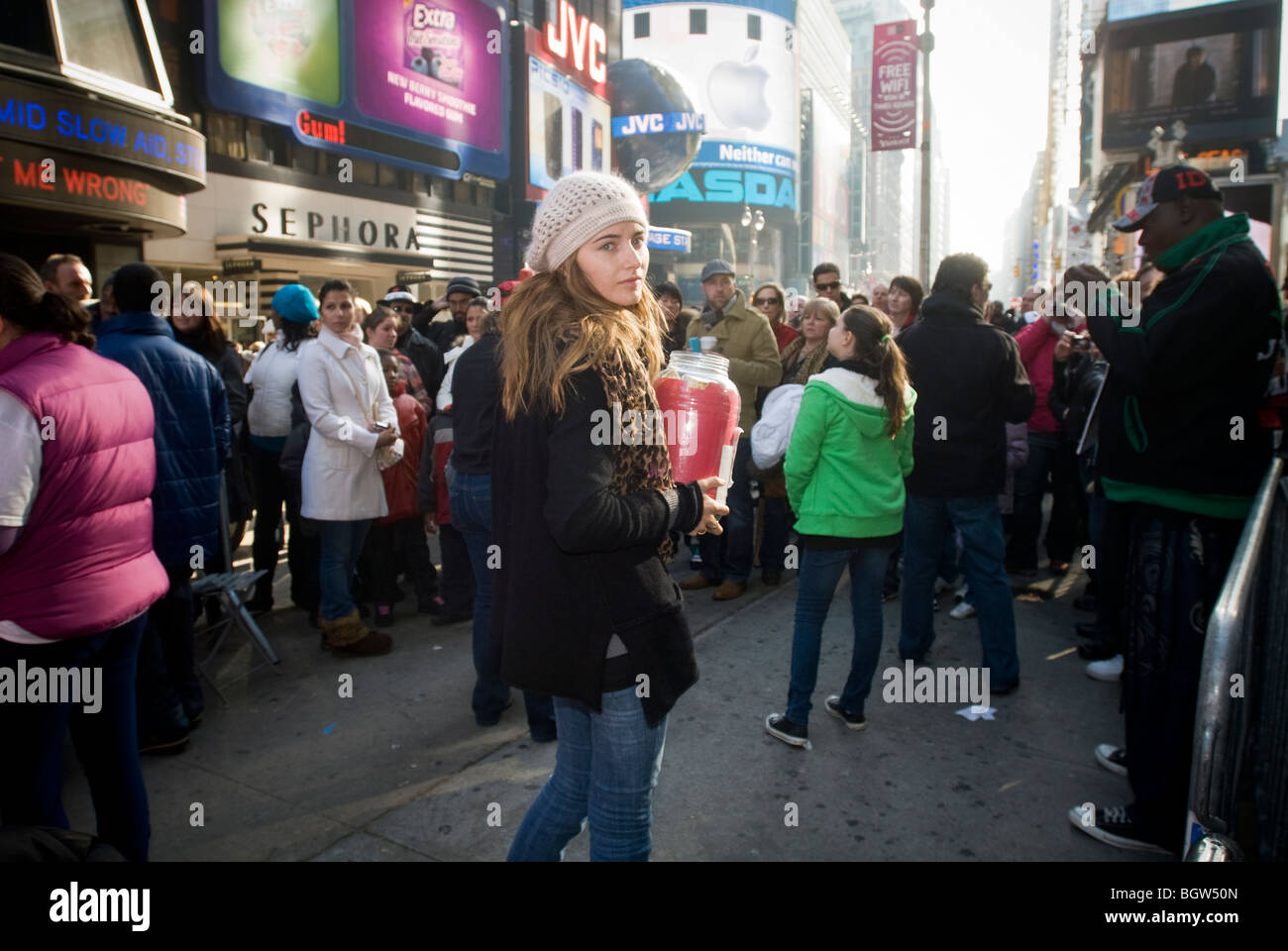 Freiwillige aus dem amerikanischen Roten Kreuz erbitten Geld für Haiti zu "David Blaine für Haiti am Times Square in New York Stockfoto