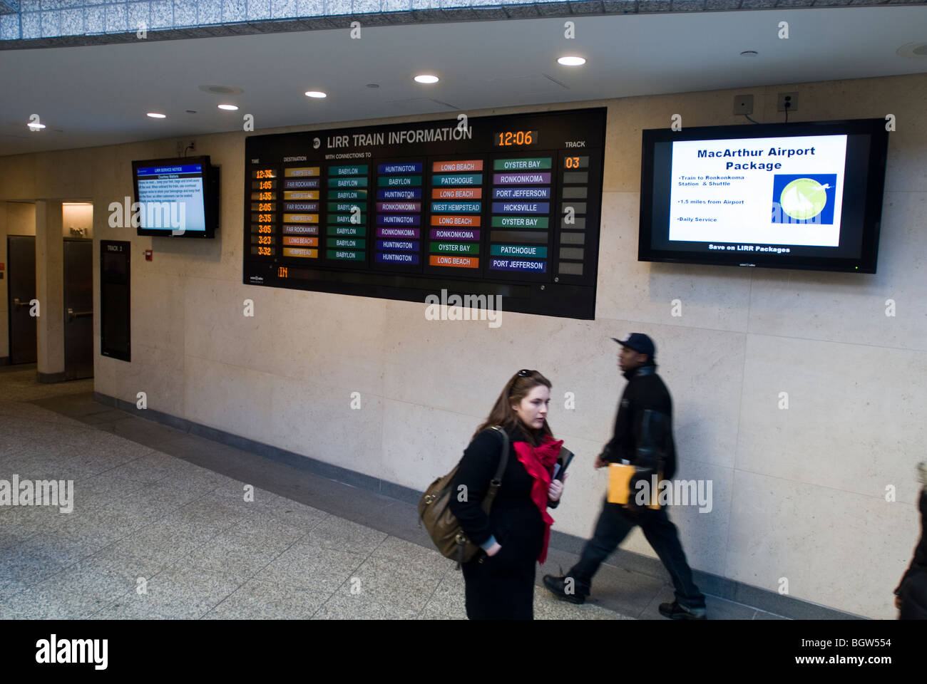 Pendler und andere Reisende genießen die neuen LIRR Atlantic Terminal Pavillon in Brooklyn in New York Stockfoto