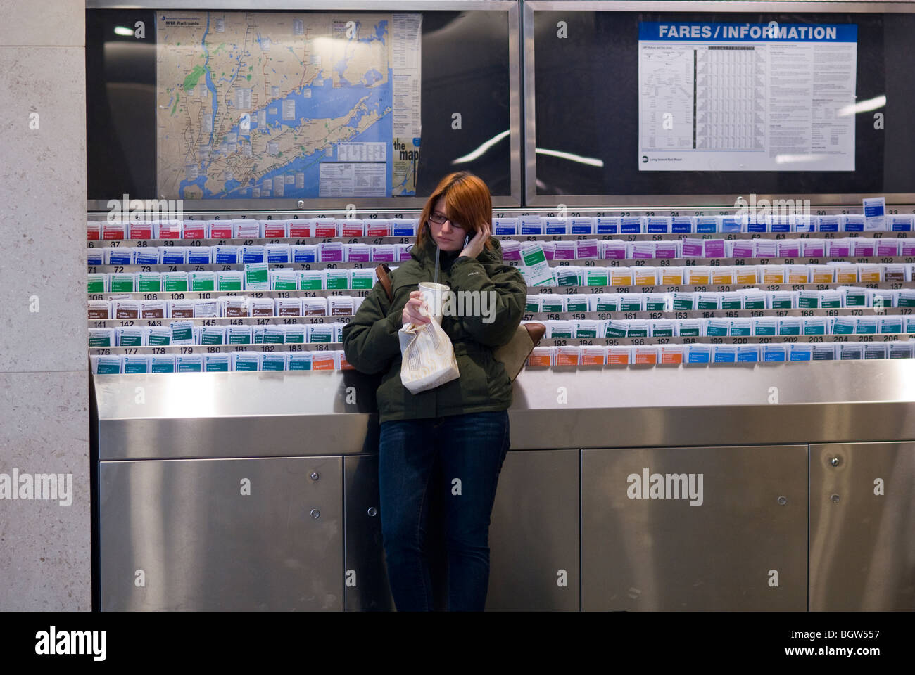 Pendler und andere Reisende genießen die neuen LIRR Atlantic Terminal Pavillon in Brooklyn in New York Stockfoto