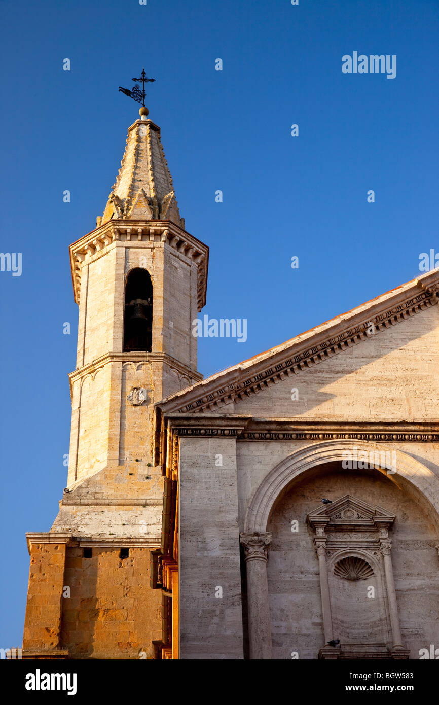 Bell Turm der Kathedrale am Piazza Pio in Pienza Toskana Italien Stockfoto
