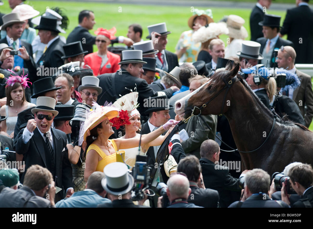 Racegoers Jubel einen siegreichen Pferd in Royal Ascot Stockfoto