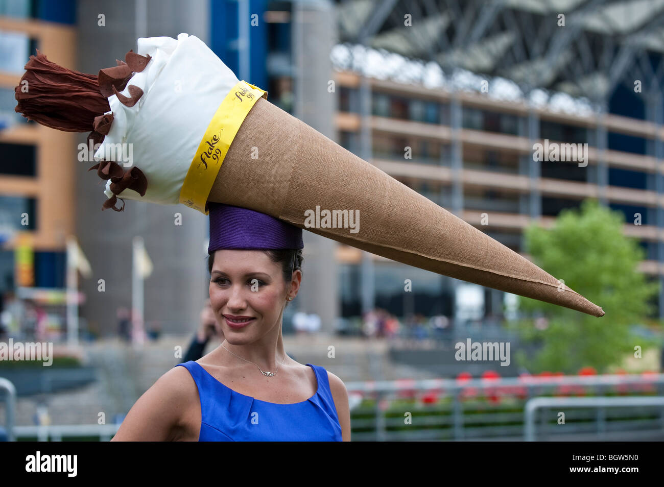 Eine Frau trägt einen riesigen Eis Kegel Hut in Royal Ascot Stockfoto