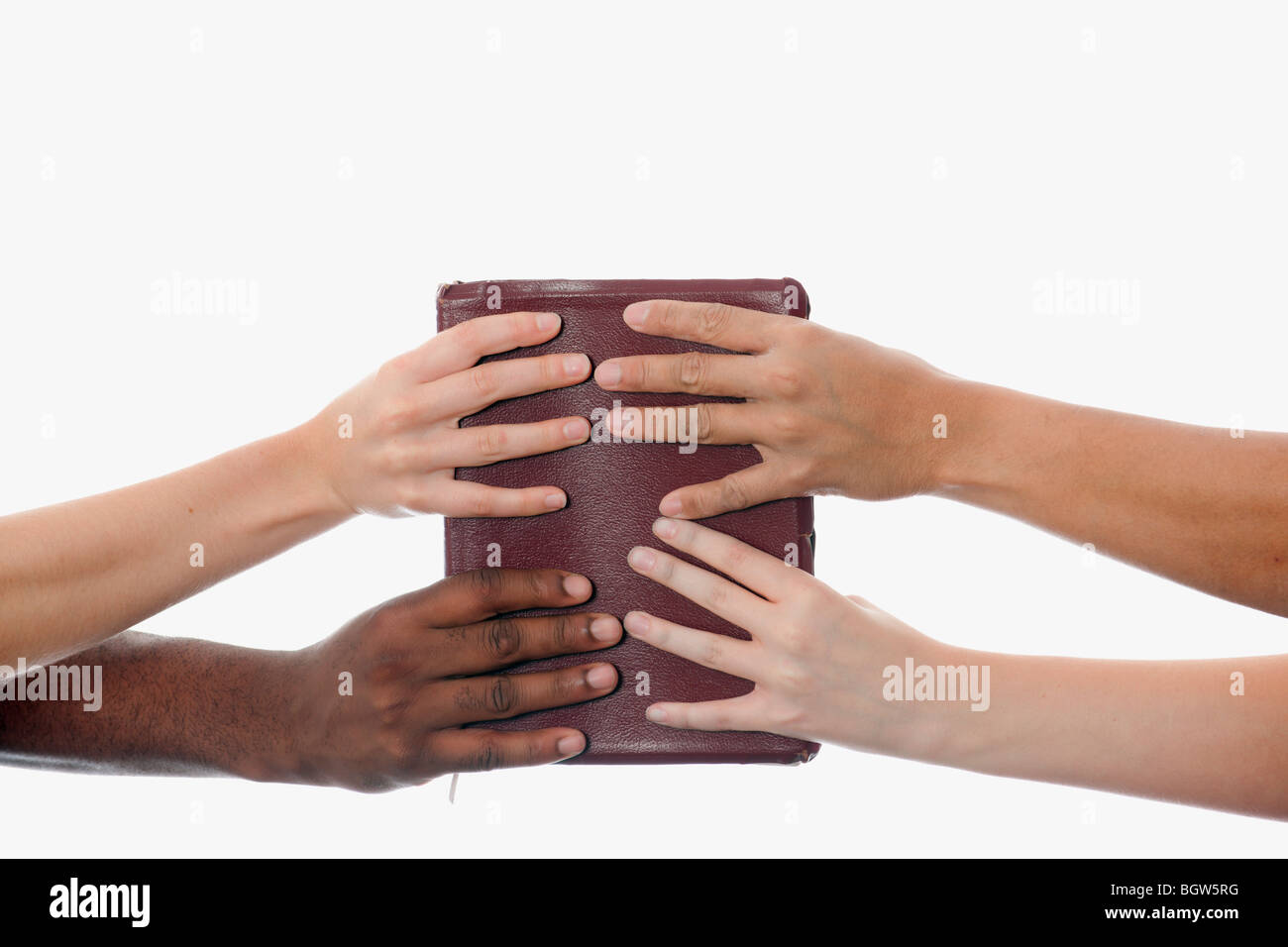 Interracial Hände hochhalten einer Bibel Stockfoto