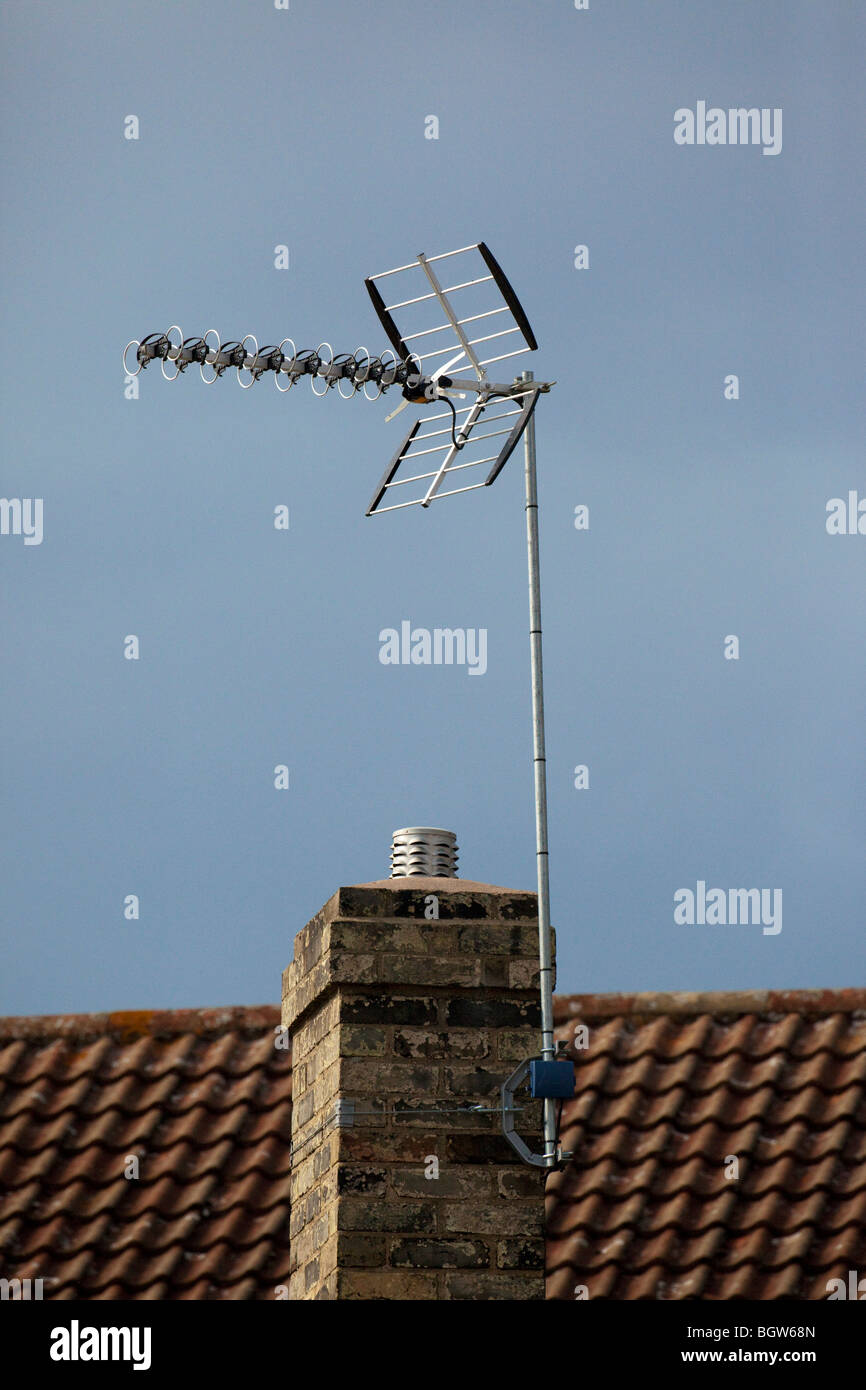 TV-Antenne auf Schornstein im Vereinigten Königreich Stockfoto