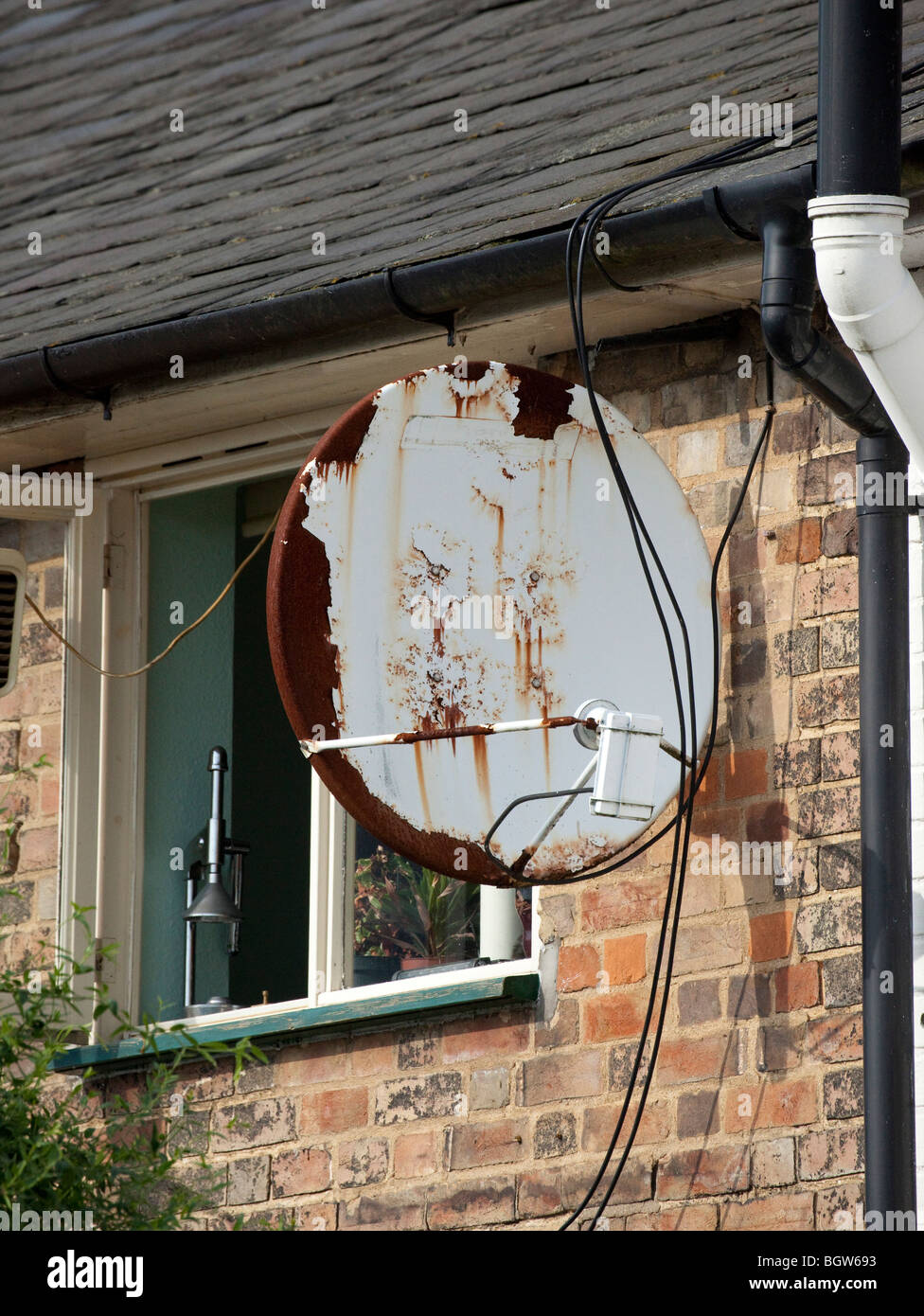 alte rostige Himmel Satellitenschüssel auf ein Haus Stockfoto