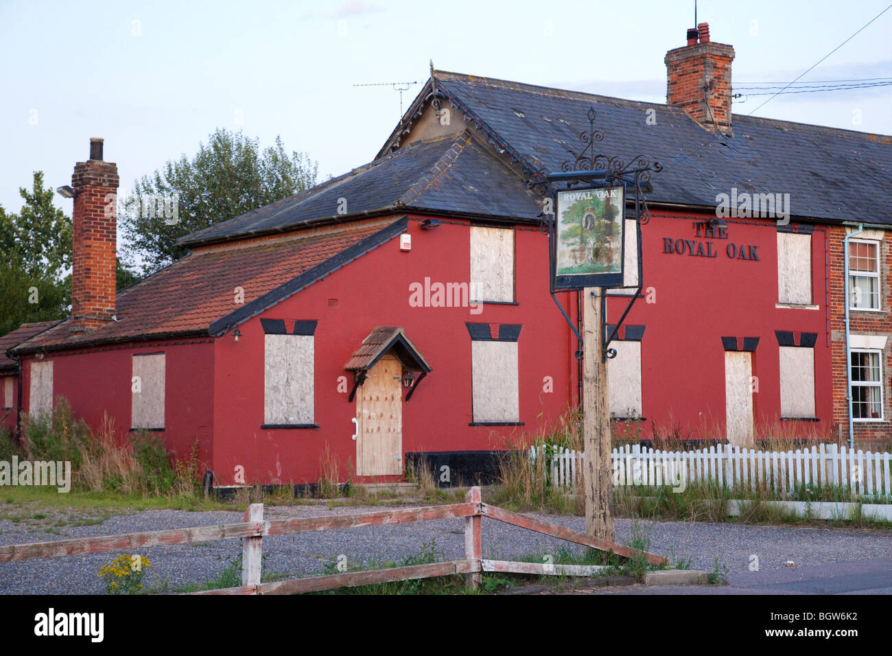 Royal Oak Pub in Ixworth Thorpe, Suffolk, Großbritannien, das 2009 geschlossen wurde Stockfoto