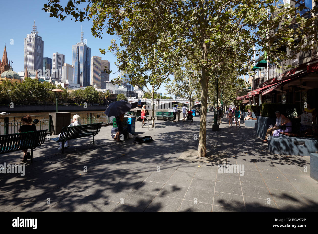 An der Southbank Promenade und Blick auf die Stadt, Melbourne, Victoria, Australien Stockfoto