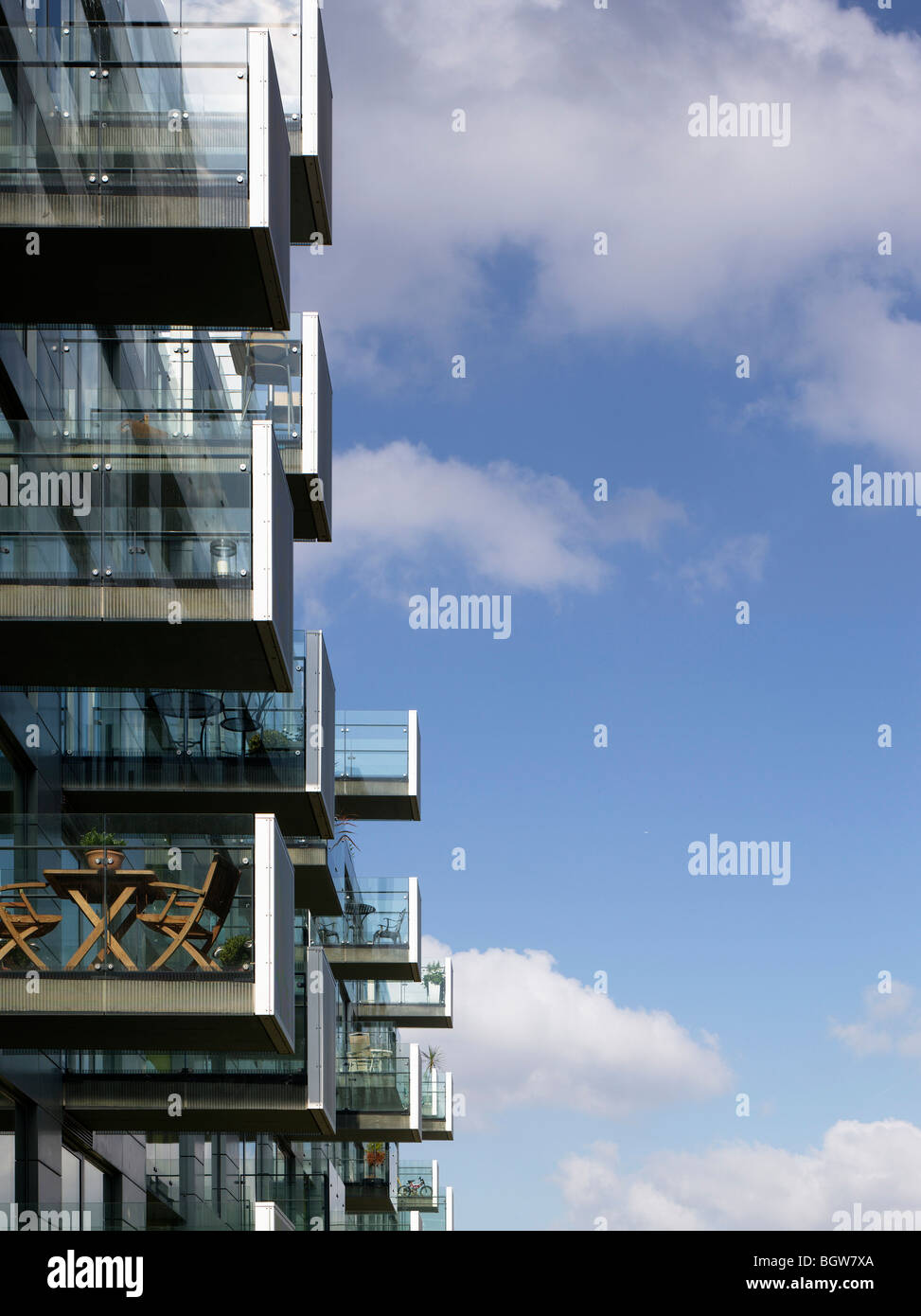 Engel am Ufer Wohnungen Blick auf Glas Balkone Stockfoto