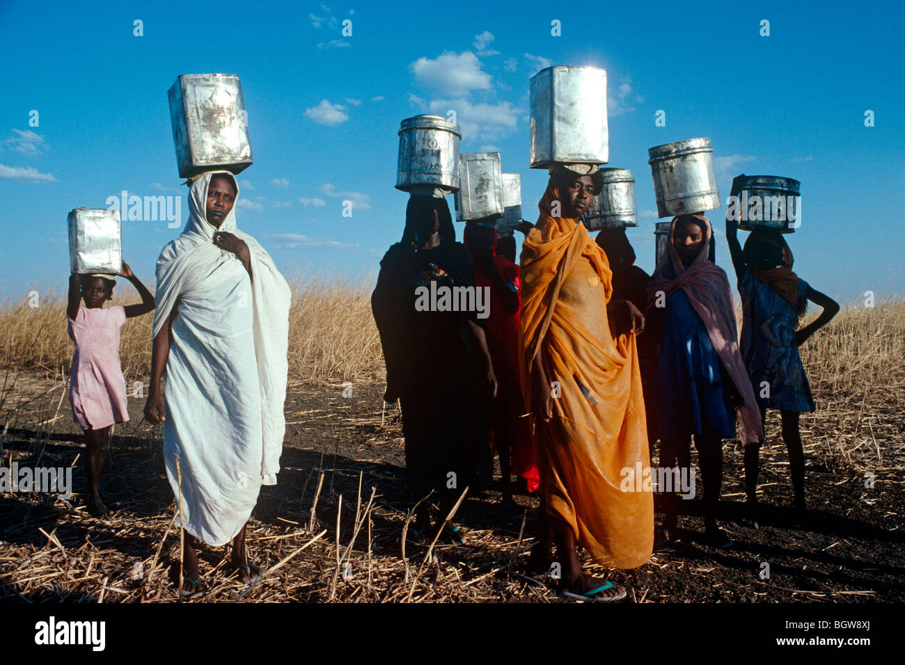 Sudanesischen Frauen Wasserholen am Harrad-Bewässerung-Projekt. Stockfoto