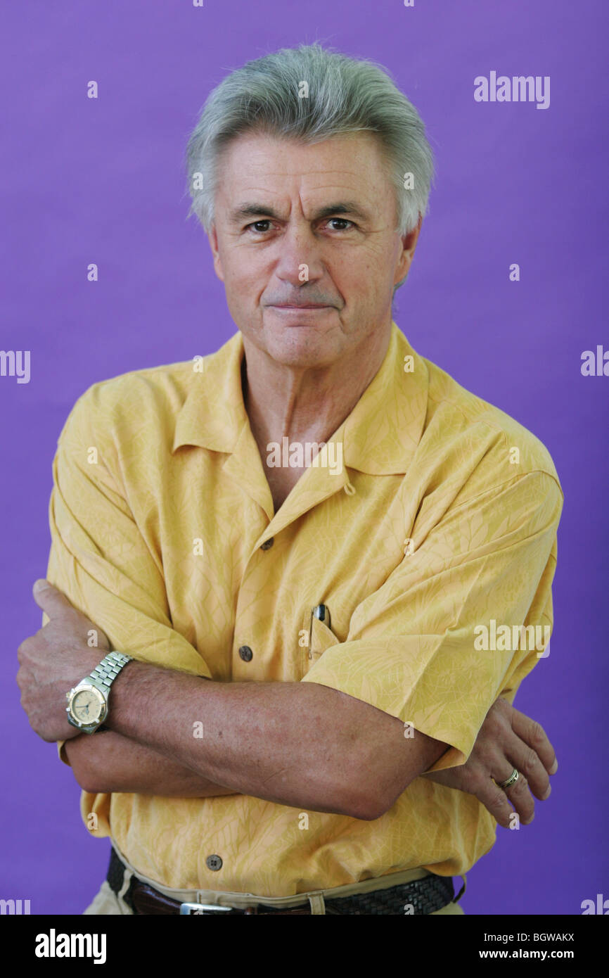 JOHN IRVING, US-amerikanischer Schriftsteller, Autor von "The Cider House Rules", "Die Welt entsprechend Garp" mit Beifall begrüßt. Edinburgh, Schottland. Stockfoto
