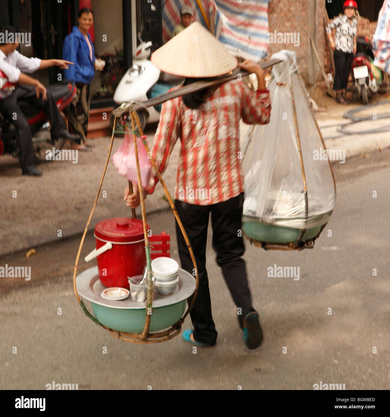 Nudel Verkäufer Kreuzung Straße in Hanoi die alten Viertel. Stockfoto