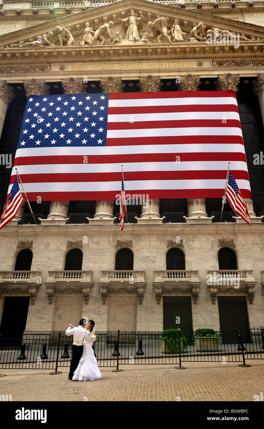 Eine Braut und Bräutigam tanzen vor der New York Stock Exchange. Stockfoto