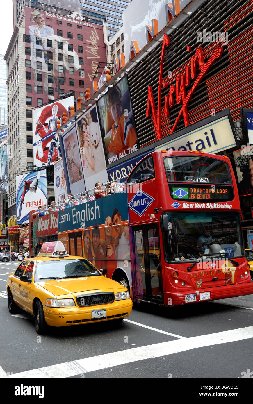 Ein Taxi und ein Sightseeing-Bus im Herzen des Times Square in New York City. Stockfoto