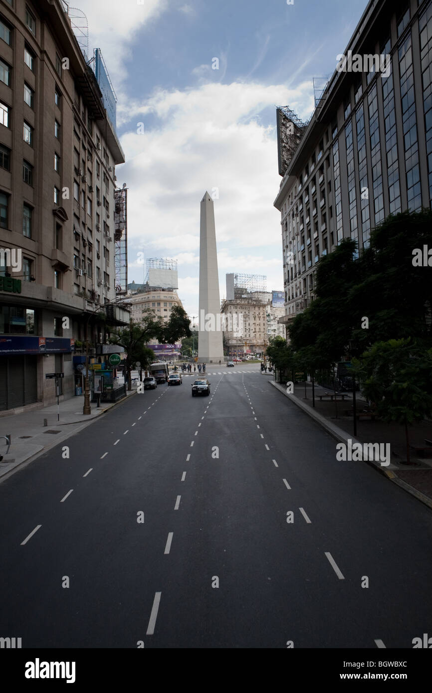 Ein Blick auf die Obelisco von der Diagonal Norte Avenue in der Innenstadt von Buenos Aires, Argentinien Stockfoto