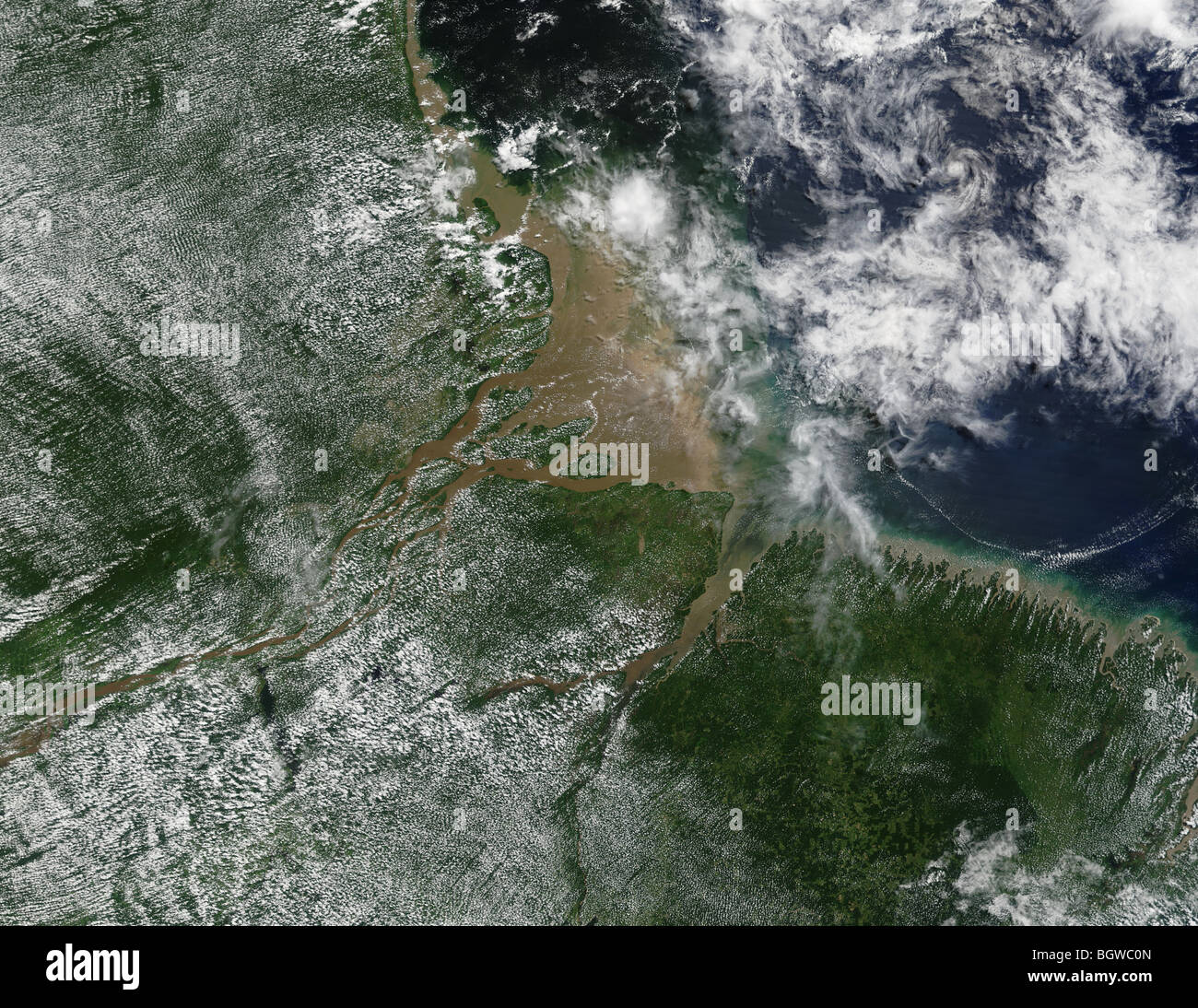 Mündung des Amazonas, Brasilien. Der Amazonas mündet in den Atlantischen Ozean an der oberen rechten Ecke. Kredit NASA Stockfoto