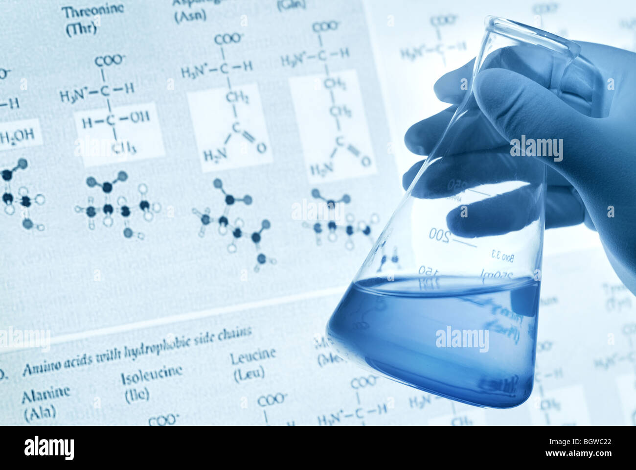 Wissenschaftliches Konzept--Wissenschaftler mit konischen Flasche mit Flüssigkeit über einen wissenschaftlichen Hintergrund. Stockfoto