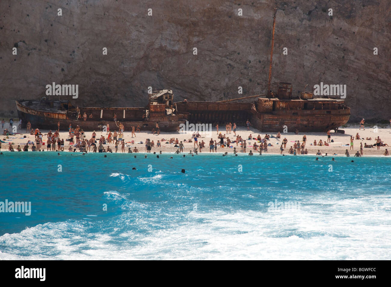 Badetouristen am Schiff Wrack Strand Stockfoto