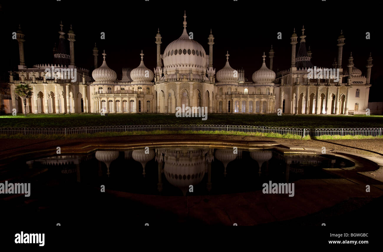 Brighton Pavilion gesehen während der Stunden der Dunkelheit und mit einer Betrachtung des Gebäudes sichtbar in Front gelegen Teich Stockfoto