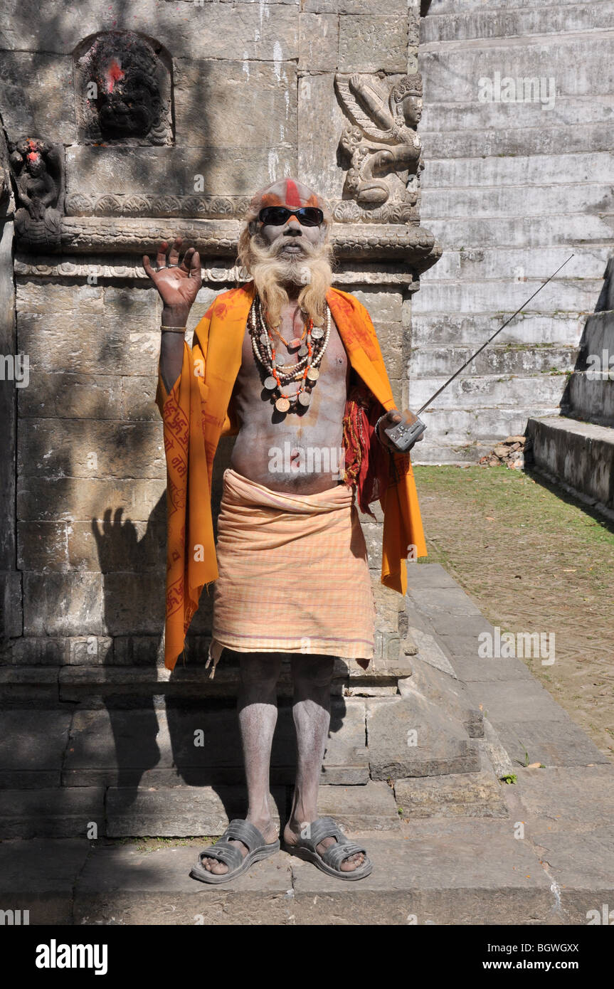 Exzentrische Sadhu mit Transistorradio mit Prada Brille auf Pasupatinath  Tempel, Kathmandu, Nepal Stockfotografie - Alamy