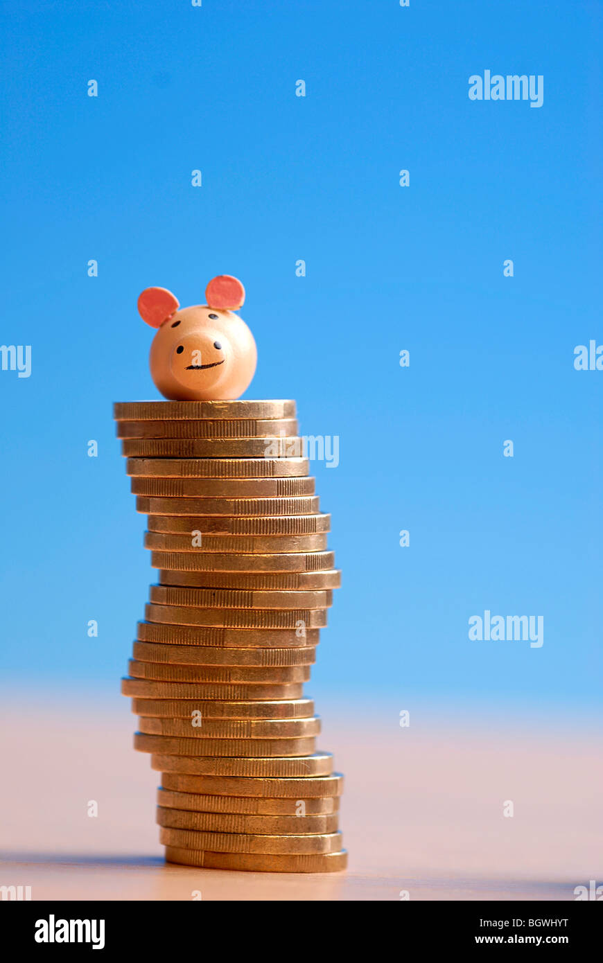 Glücksschwein in einem Stack mit Münze Stockfoto