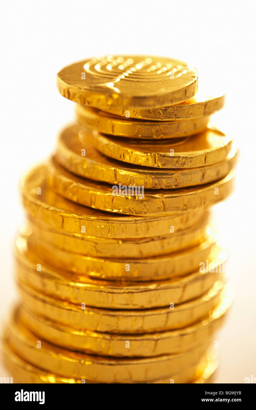 Haufen von Schokolade Goldmünzen in Folie gewickelt Nahaufnahme Menora Emblem auf Top Münze geprägt Stockfoto