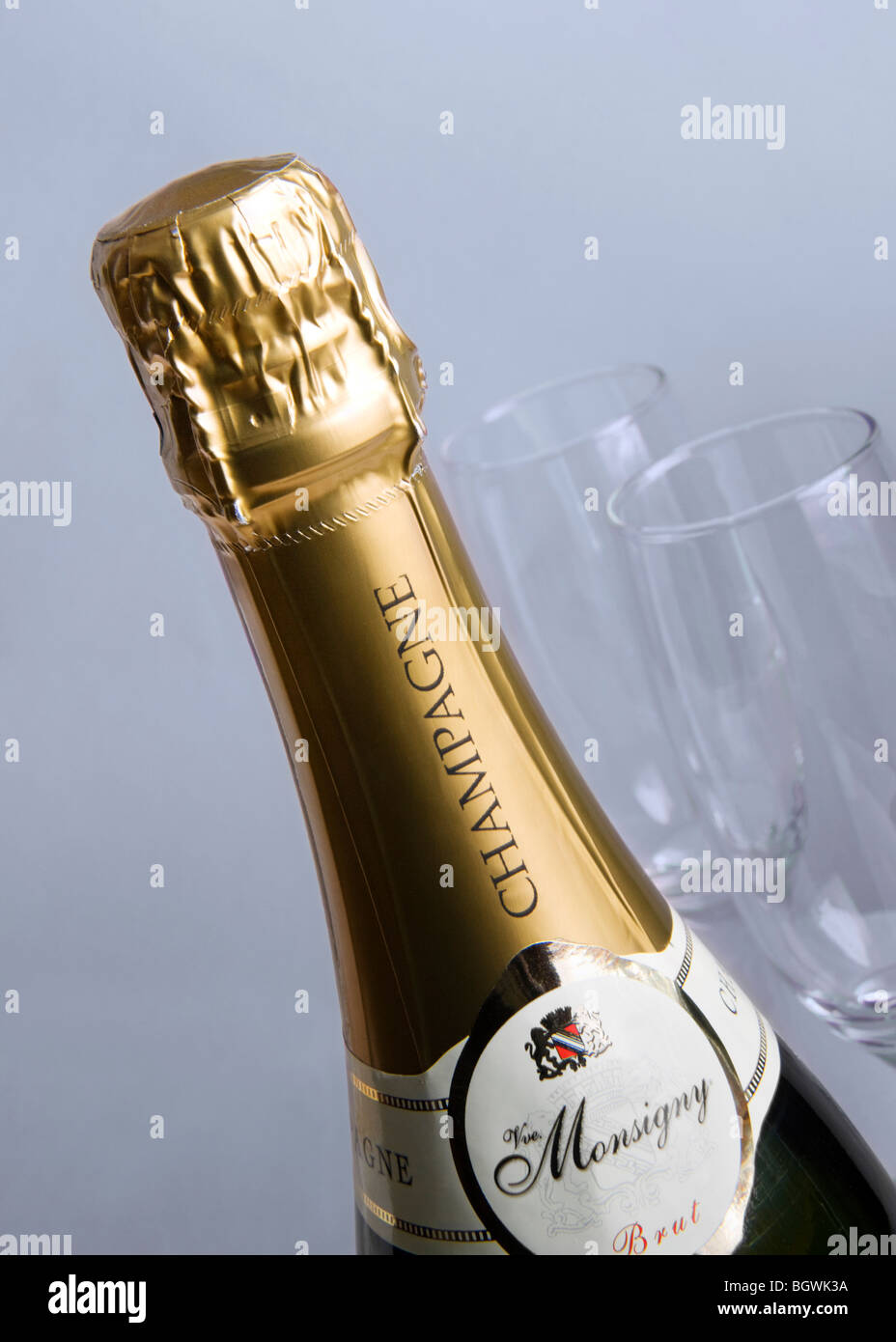 Eine Flasche Monsigny Champagner mit Querflöte Brille. Stockfoto