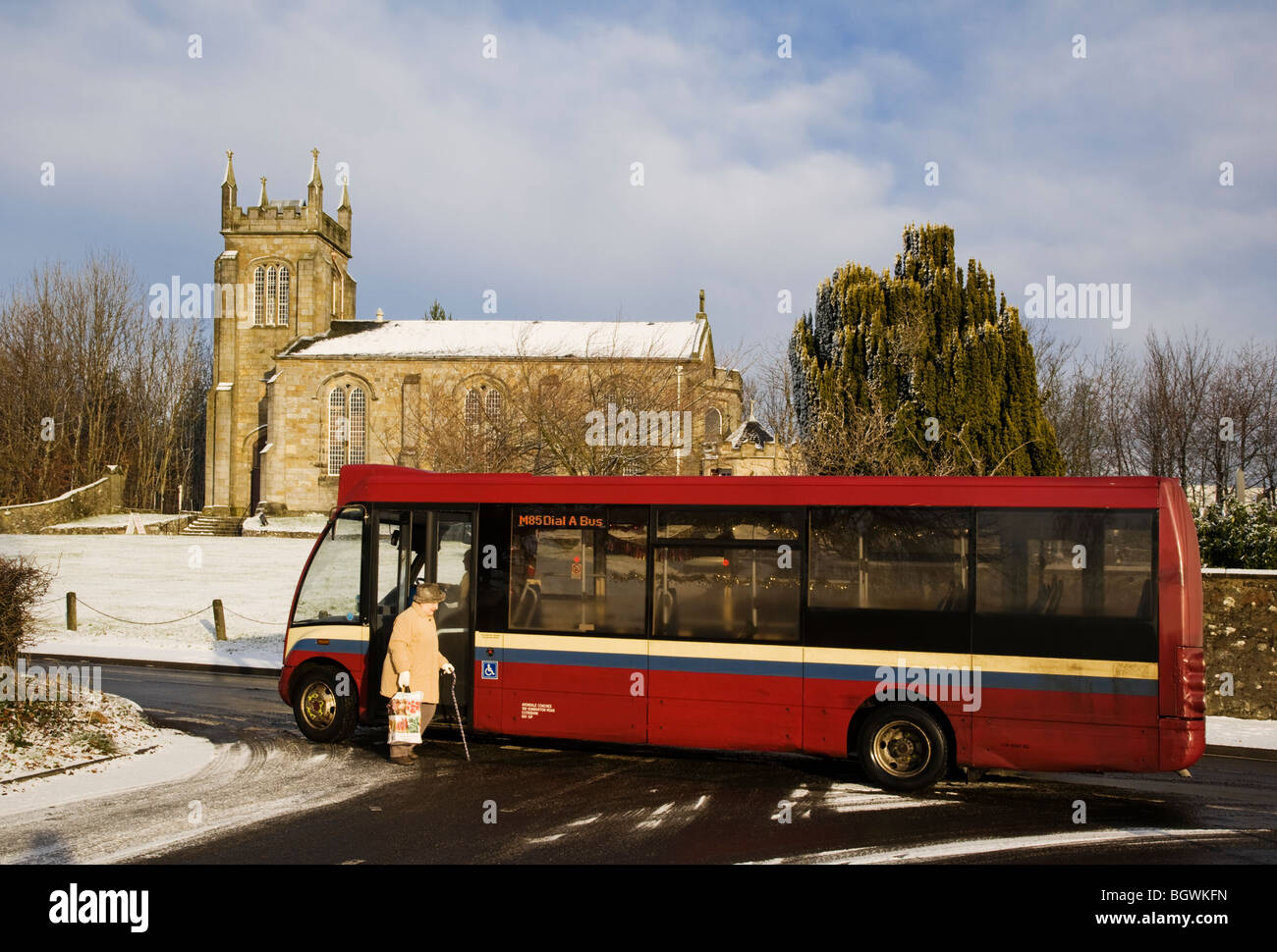 Eine Zifferblatt einen Bus-Service nicht mehr um eine ältere Dame außerhalb einer Dorfkirche, Bishopton, Renfrewshire, Schottland zu lassen. Stockfoto