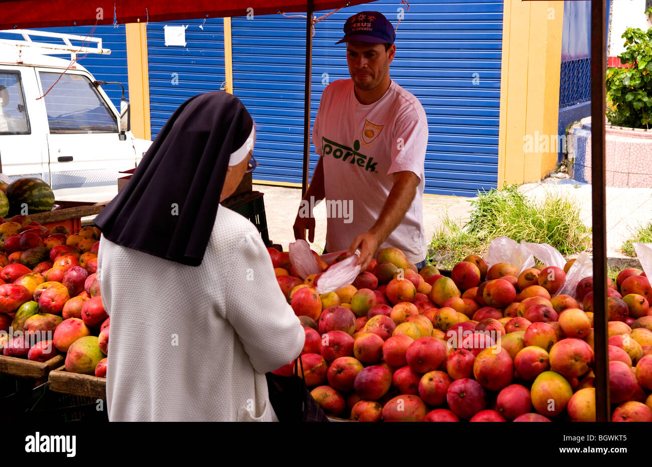 Verkauf von Obst im Zentralmarkt mit Obst und Gemüse in Pavas Abschnitt von San Jose in Costa Rica Mann Stockfoto