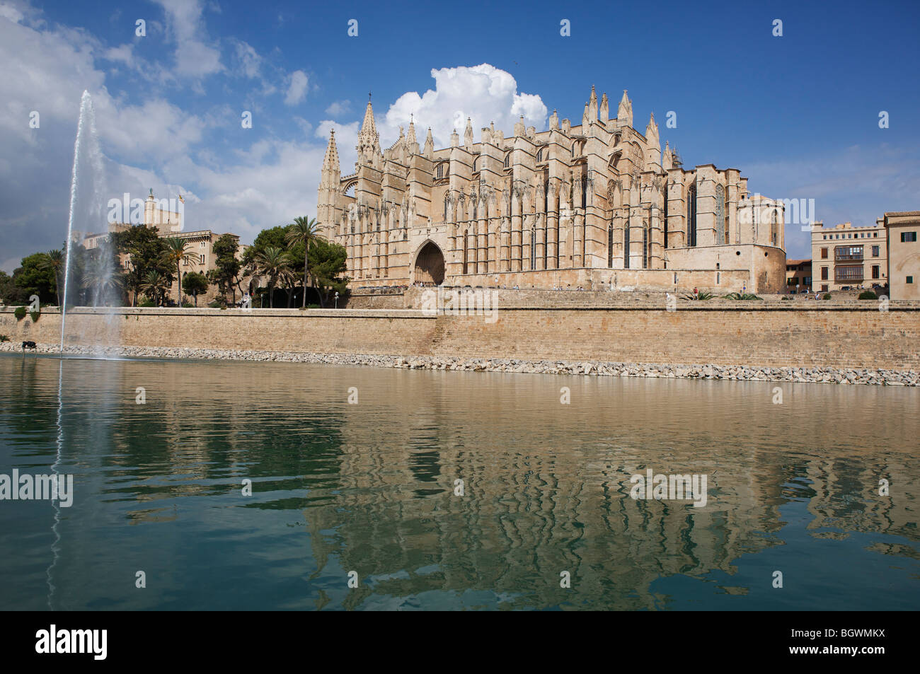 Kathedrale La Seu in Palma De Mallorca, Spanien gesehen vom Parc De La Mar. Stockfoto