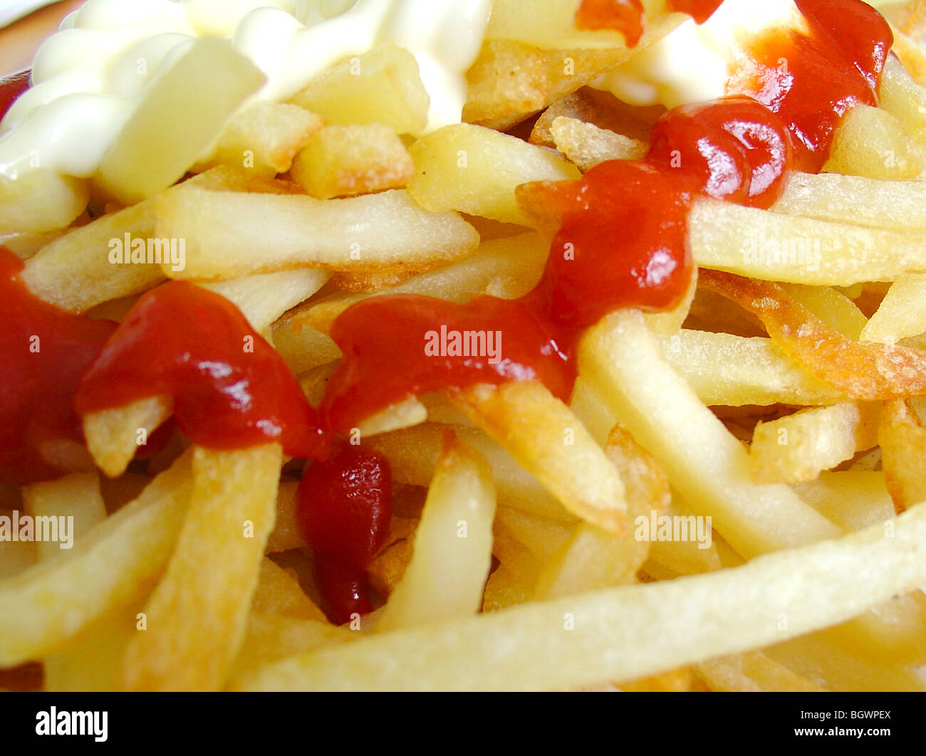 Chips mit Ketchup und mayonnaise Stockfoto