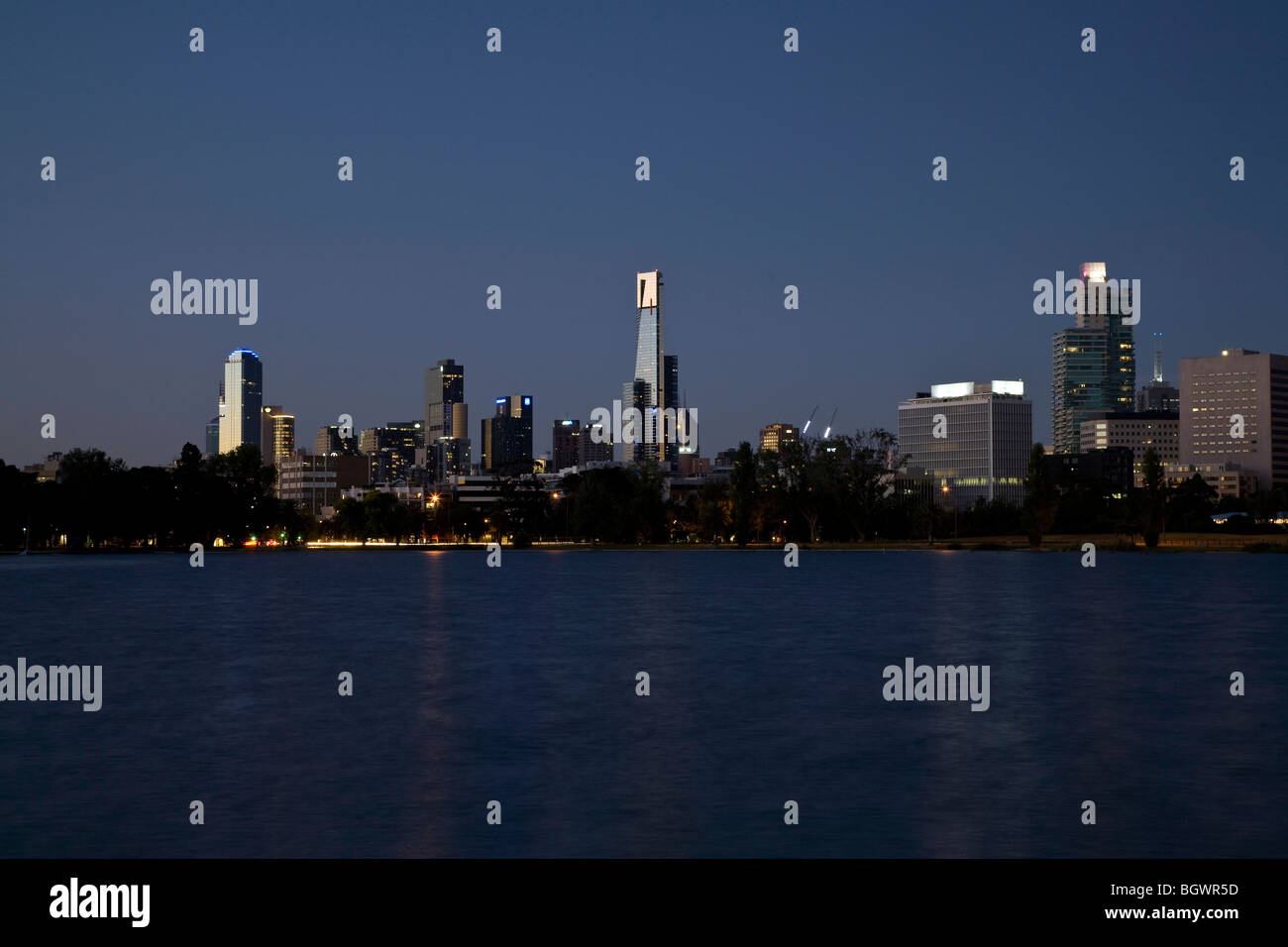 Skyline von Melbourne bei Staub, fotografiert von Albert Park Lake zeigt der Eureka Tower. Stockfoto