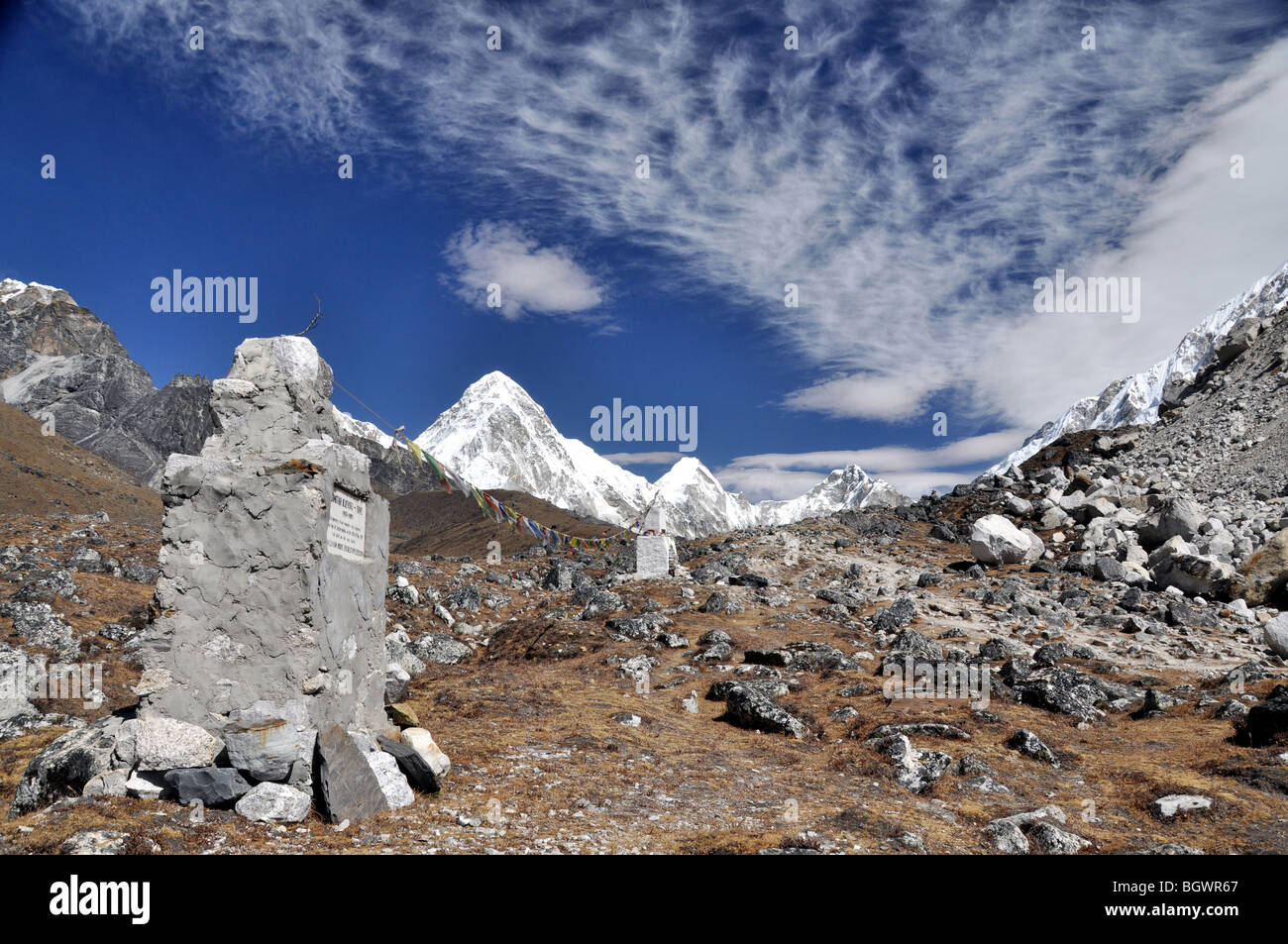 Denkmal für gefallene Everest Bergsteiger auf dem Everest-Trail Stockfoto