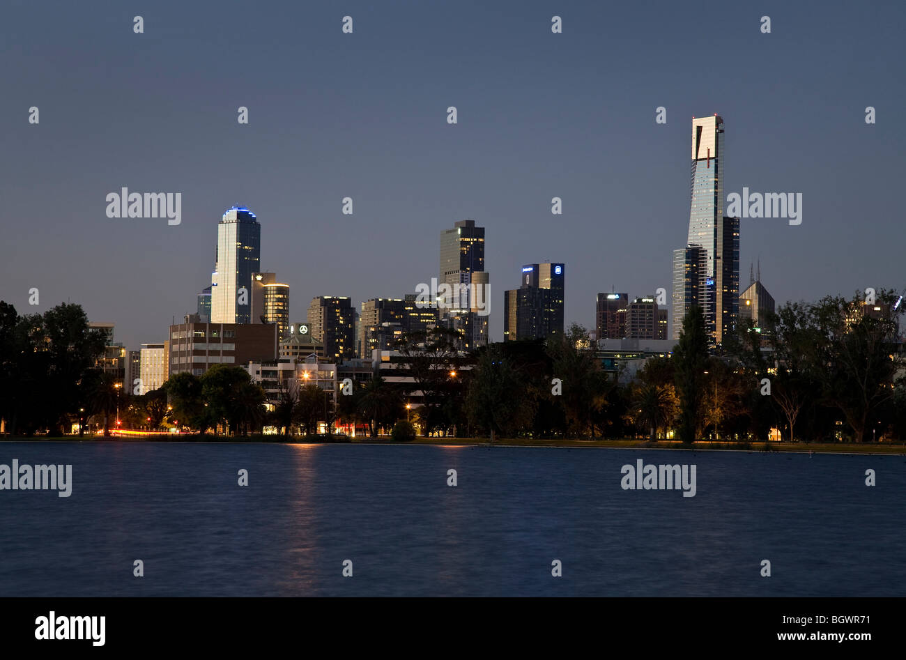 Skyline von Melbourne bei Staub, fotografiert von Albert Park Lake zeigt der Eureka Tower. Stockfoto