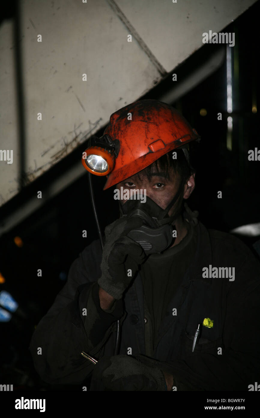 Traurige aussehende Chinesen Kohle Bergmann mit Atemschutzgerät Stockfoto