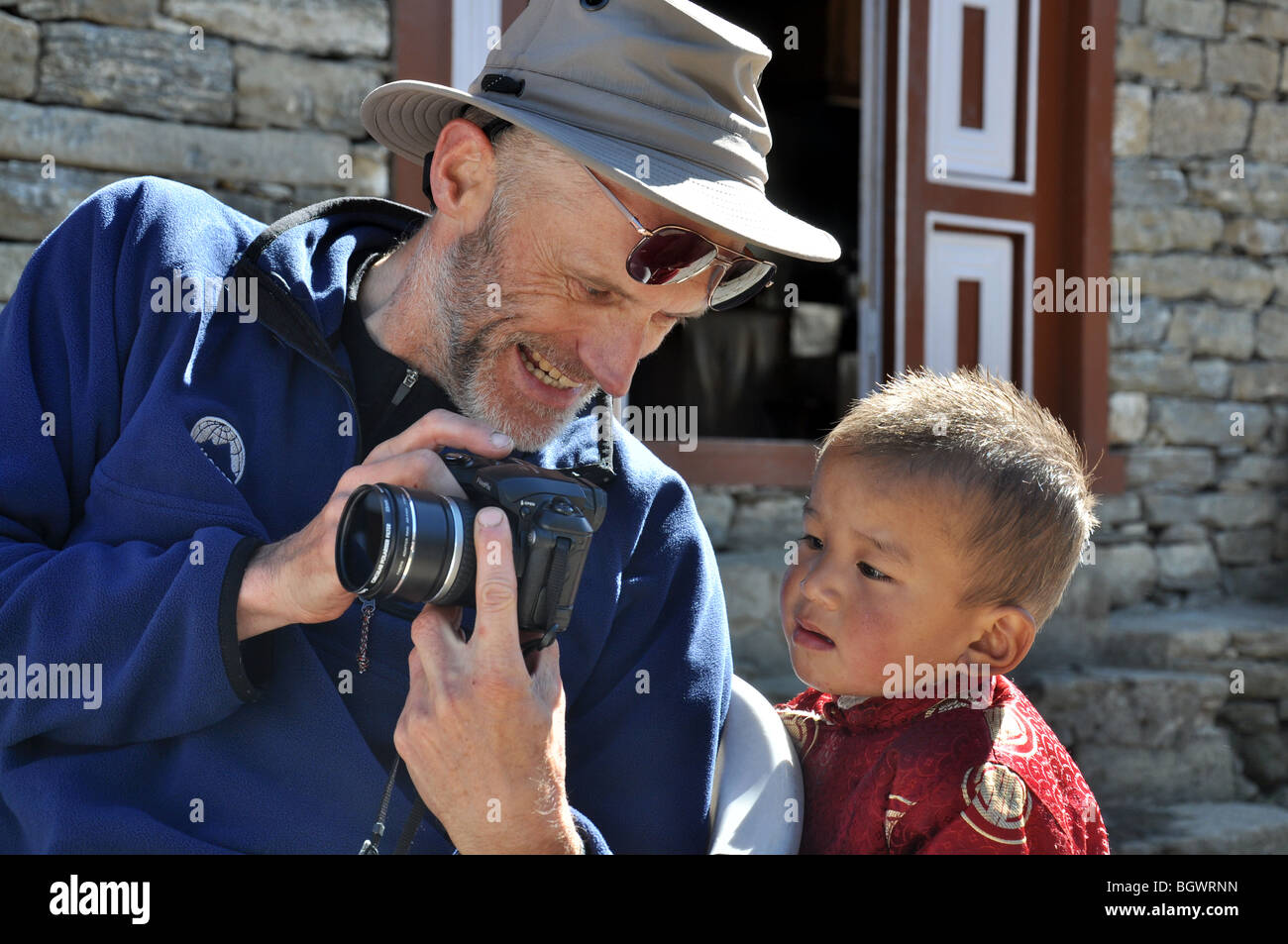 Nepalesische junge starrt in digitale Kamera, von westlichen Trekker, Bild von sich selbst gehalten Stockfoto